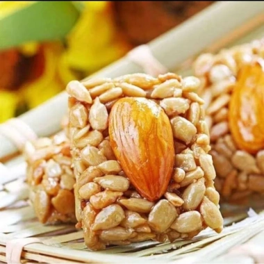 Túi 500g Kẹo Hướng Dương Hạnh Nhân Thơm Bùi Đồ Ăn Vặt Quà Chiều Tết 2.026 Giá 85k