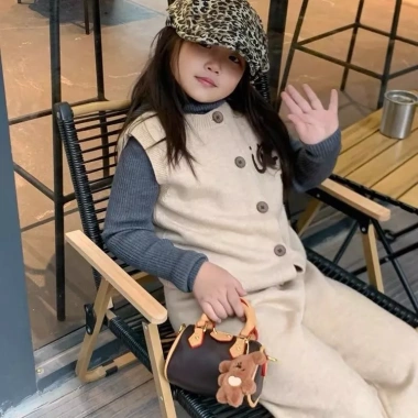 Túi Boston Đeo Vai Bé Gái Màu Đỏ Năm Mới – Thời Trang Trẻ Em, Giảm Giá 3 Túi Boston Đeo Vai Bé Gái Màu Đỏ Năm Mới – Thời Trang Trẻ Em, Giảm Giá 3