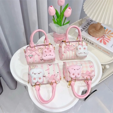 Túi cầm tay xách tay bé gái size 14, kèm charm thỏ hồng trắng - Ken túi xinh 5 Túi cầm tay xách tay bé gái size 14, kèm charm thỏ hồng trắng - Ken túi xinh 5