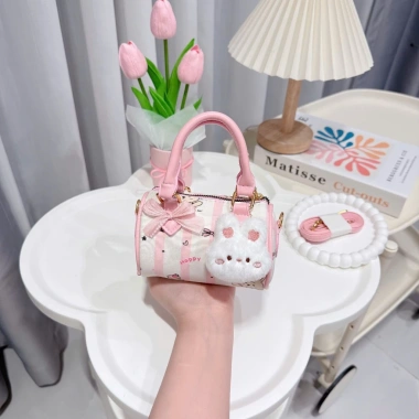 Túi cầm tay xách tay bé gái size 14, kèm charm thỏ hồng trắng - Ken túi xinh 6 Túi cầm tay xách tay bé gái size 14, kèm charm thỏ hồng trắng - Ken túi xinh 6