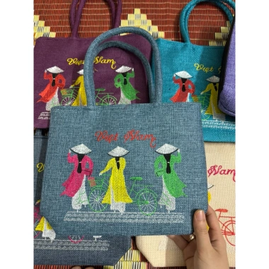 Túi cô gái cầm tay size 23x20 - Thời trang trẻ trung, giá ưu đãi 50.000đ, giảm 15.000đ 8
