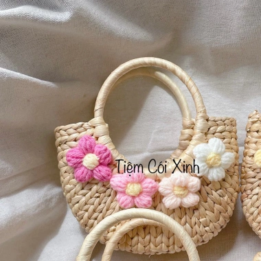 Túi Cói Nhỏ Mini 15cm Đính Hoa và Nơ Siêu Dễ Thương - Tiệm Cói Xinh Giá 65k 10 Túi Cói Nhỏ Mini 15cm Đính Hoa và Nơ Siêu Dễ Thương - Tiệm Cói Xinh Giá 65k 10