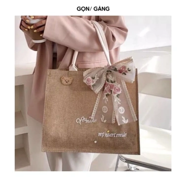 Túi Cói Vintage Du Lịch Chống Nước, Quai Nâu Mềm, Cúc Gỗ, Form Cứng, Đựng Quần Áo Gọn Gàng