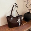 Túi da công sở kéo khoá size vừa, tote da mềm đeo vai charm Báo Store TXN297 109k