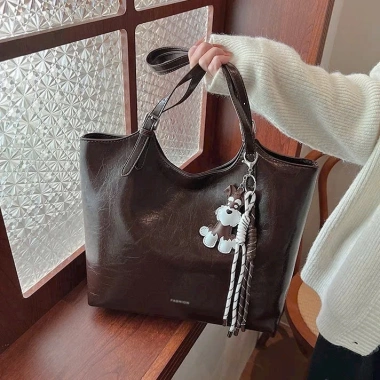 Túi da công sở kéo khoá size vừa, tote da mềm đeo vai charm Báo Store TXN297 109k