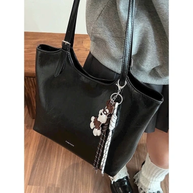 Túi da công sở kéo khoá size vừa, tote da mềm đeo vai charm Báo Store TXN297 109k 4 Túi da công sở kéo khoá size vừa, tote da mềm đeo vai charm Báo Store TXN297 109k 4