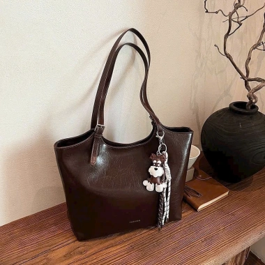 Túi da công sở kéo khoá size vừa, tote da mềm đeo vai charm Báo Store TXN297 109k 5 Túi da công sở kéo khoá size vừa, tote da mềm đeo vai charm Báo Store TXN297 109k 5