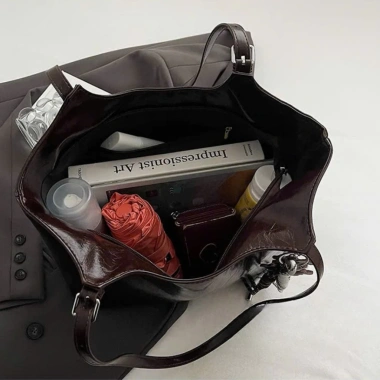 Túi da công sở kéo khoá size vừa, tote da mềm đeo vai charm Báo Store TXN297 109k