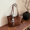 Túi da công sở kéo khoá size vừa, tote da mềm đeo vai charm Báo Store TXN297 109k 10