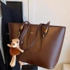 Túi da nữ công sở hiện đại kèm charm, hàng sẵn - Giá ưu đãi 245.000₫