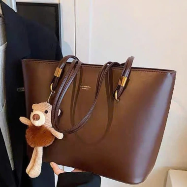 Túi da nữ công sở hiện đại kèm charm, hàng sẵn - Giá ưu đãi 245.000₫