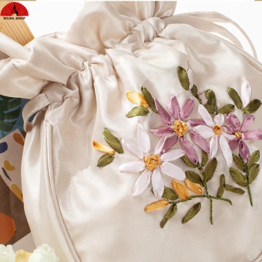 Túi dây rút thêu hoa vải lụa sang trọng cầm tay kiểu hanfu Trung Hoa 60.000