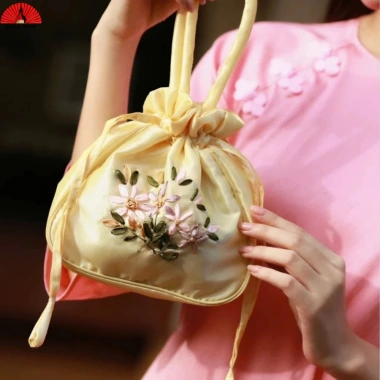 Túi dây rút thêu hoa vải lụa sang trọng cầm tay kiểu hanfu Trung Hoa 60.000