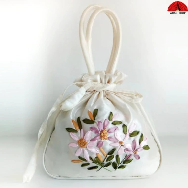 Túi dây rút thêu hoa vải lụa sang trọng cầm tay kiểu hanfu Trung Hoa 60.000 10 Túi dây rút thêu hoa vải lụa sang trọng cầm tay kiểu hanfu Trung Hoa 60.000 10