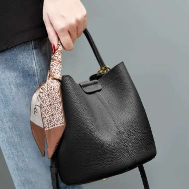 Túi Đeo Chéo Nữ Da Bò Cao Cấp Ladysam Bucket Bag Size 18 Dáng Xô Basic Công Sở 8 Túi Đeo Chéo Nữ Da Bò Cao Cấp Ladysam Bucket Bag Size 18 Dáng Xô Basic Công Sở 8