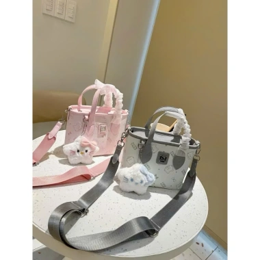 Túi đeo chéo size 17 Hello Kitty dáng làn, da mềm, giá chỉ 88.999₫ – Phương Lan