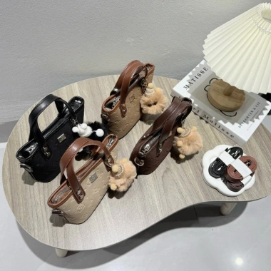 Túi đeo chéo, vai dáng làn da lộn in Kitty cute, tặng gấu treo - chỉ 89.000đ 2