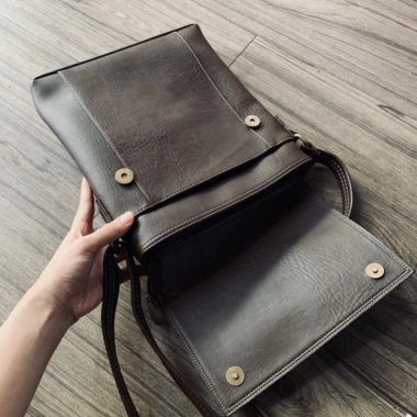 Túi đeo nam thời trang thanh lịch - Free ship, giảm còn 750.000₫ 4 Túi đeo nam thời trang thanh lịch - Free ship, giảm còn 750.000₫ 4