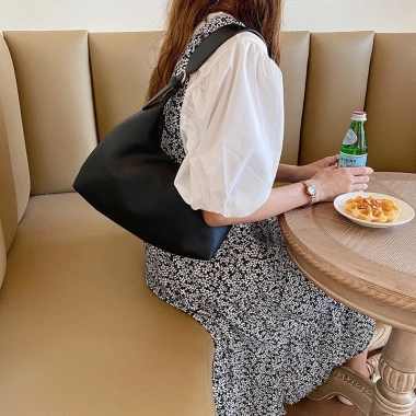 Túi đeo vai nữ da PU mềm, dây điều chỉnh độ dài, cầm tay tiện lợi, màu trơn dễ vệ sinh - 200k 4 Túi đeo vai nữ da PU mềm, dây điều chỉnh độ dài, cầm tay tiện lợi, màu trơn dễ vệ sinh - 200k 4