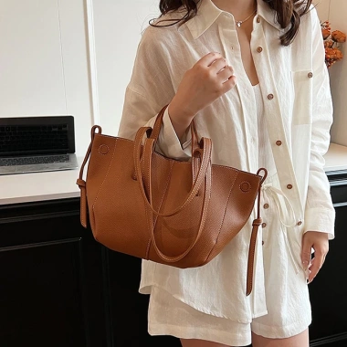Túi Đeo Vai Nữ Lớn TXN32 Đa Năng, Phối Đồ Đơn Giản, Tiện Dụng, Giá 178.000₫ 4 Túi Đeo Vai Nữ Lớn TXN32 Đa Năng, Phối Đồ Đơn Giản, Tiện Dụng, Giá 178.000₫ 4
