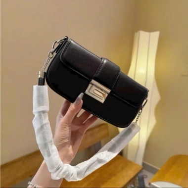Túi đeo vai nữ phong cách Hàn Quốc MIHACHI TDC283 - Dây cài chéo, giảm giá 105k