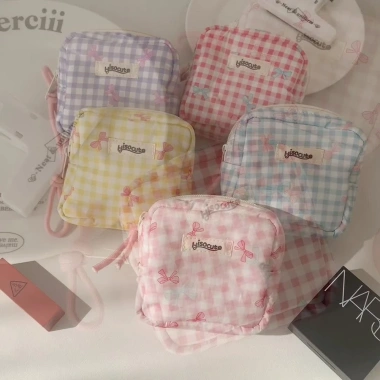 Túi đựng mỹ phẩm hình vuông lưới đa màu sắc kèm tai nghe Bluetooth đa năng & túi son môi – Giá 61.600 VND 3 Túi đựng mỹ phẩm hình vuông lưới đa màu sắc kèm tai nghe Bluetooth đa năng & túi son môi – Giá 61.600 VND 3