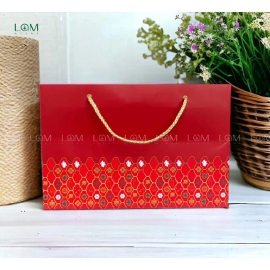 Túi Đựng Quà Đỏ Sang Trọng, Họa Tiết Thổ Cẩm, Giấy I250 Dày Cứng, Quai Xách - Giá 150k 6