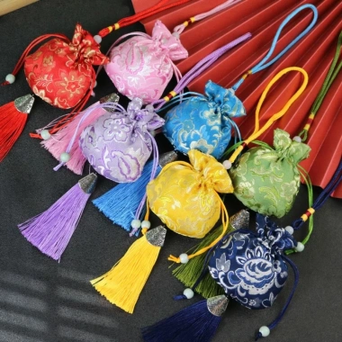 Túi gấm hầu bao đa năng đựng trang sức, bột thơm, lì xì - Quà tặng duyên 15.000 VND 4 Túi gấm hầu bao đa năng đựng trang sức, bột thơm, lì xì - Quà tặng duyên 15.000 VND 4
