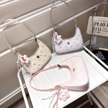 Túi kẹp nách đeo chéo nữ họa tiết mèo Kitty, charm, giảm 17% chỉ 73.000 VND