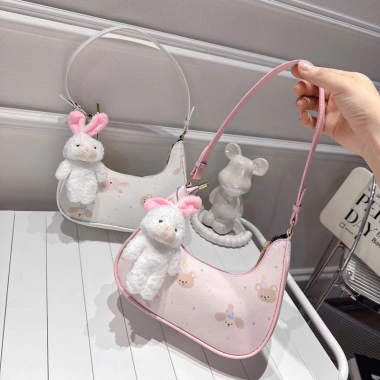 Túi kẹp nách đeo chéo nữ họa tiết mèo Kitty, charm, giảm 17% chỉ 73.000 VND