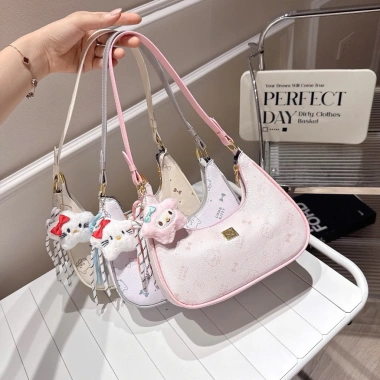Túi kẹp nách đeo chéo nữ họa tiết mèo Kitty, charm, giảm 17% chỉ 73.000 VND 9 Túi kẹp nách đeo chéo nữ họa tiết mèo Kitty, charm, giảm 17% chỉ 73.000 VND 9