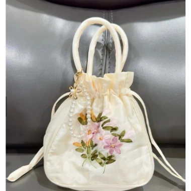 Túi lụa thêu hoa cổ điển charm ngọc sang chảnh - Đẹp chụp ảnh áo dài 71.250đ