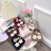 Túi mini da lộn đeo chéo cho bé – Hoa Trắng xinh xắn, kèm kẹp tóc, giá chỉ 49.000đ