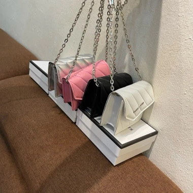 Túi mini đeo chéo thêu chỉ chéo nắp vát logo sắt bạc - Giá chỉ 79.000đ, giảm 20%