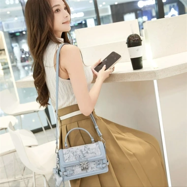 Túi Nữ MLS Sang Trọng Đẳng Cấp Phủ Dệt Kim Size 22 - Giá Ưu Đãi 749.250₫