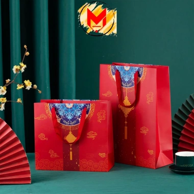 Túi Quà Tặng Giấy Cứng Màu Đỏ Hoạ Tiết Lễ Hội - Nhiều Kích Thước MILCA, Túi Đựng Quà Tết Giá Ưu Đãi 17.019₫ 6