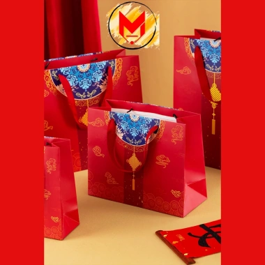 Túi Quà Tặng Giấy Cứng Màu Đỏ Hoạ Tiết Lễ Hội - Nhiều Kích Thước MILCA, Túi Đựng Quà Tết Giá Ưu Đãi 17.019₫ 7