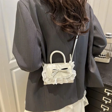 Túi tết đeo chéo mini công chúa nơ ren - Xinh xắn cho mẹ & bé gái, 73.000₫ TXN395 3 Túi tết đeo chéo mini công chúa nơ ren - Xinh xắn cho mẹ & bé gái, 73.000₫ TXN395 3