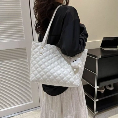 Túi thời trang đeo vai nữ cao cấp chần trám, tote SMN756 - Đi học đi chơi, tặng móc bông, giá chỉ 75.000 VND