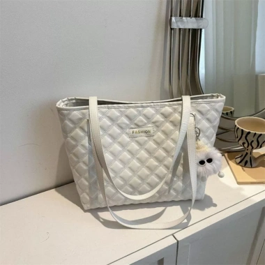 Túi thời trang đeo vai nữ cao cấp chần trám, tote SMN756 - Đi học đi chơi, tặng móc bông, giá chỉ 75.000 VND 5 Túi thời trang đeo vai nữ cao cấp chần trám, tote SMN756 - Đi học đi chơi, tặng móc bông, giá chỉ 75.000 VND 5