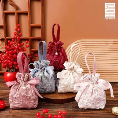 Túi thơm cầm tay thêu hoa kèm ngọc – phụ kiện chụp áo dài Tết, giảm 19% Re1.925 8