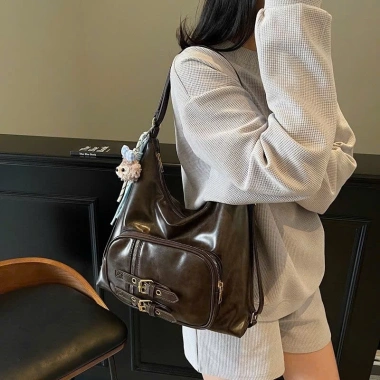 Túi Tote Balo Nữ Da PU Bóng Thời Trang Hàn Quốc Đeo Chéo Đa Năng + Móc Gấu Dễ Thương - Giá 82.000₫ TXN212