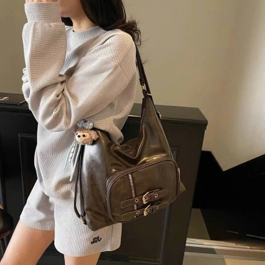 Túi Tote Balo Nữ Da PU Bóng Thời Trang Hàn Quốc Đeo Chéo Đa Năng + Móc Gấu Dễ Thương - Giá 82.000₫ TXN212