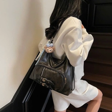 Túi Tote Balo Nữ Da PU Bóng Thời Trang Hàn Quốc Đeo Chéo Đa Năng + Móc Gấu Dễ Thương - Giá 82.000₫ TXN212