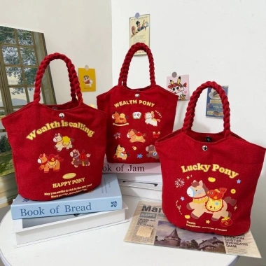 Túi Tote Canvas Năm Ngựa Xô Đỏ May Mắn 2.026 - Thiết Kế Dễ Thương, Phù Hợp Hội Nghị và Quà Tặng 3 Túi Tote Canvas Năm Ngựa Xô Đỏ May Mắn 2.026 - Thiết Kế Dễ Thương, Phù Hợp Hội Nghị và Quà Tặng 3