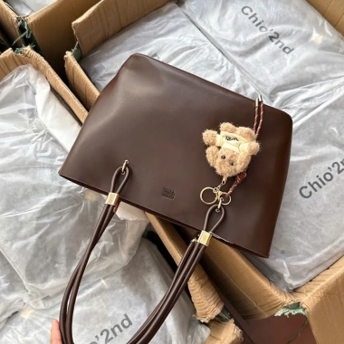Túi Tote Chio Công sở Size 32 Đeo vai Đựng A4 Laptop, Tặng gấu treo, Xịn đẹp 017# 3 Túi Tote Chio Công sở Size 32 Đeo vai Đựng A4 Laptop, Tặng gấu treo, Xịn đẹp 017# 3
