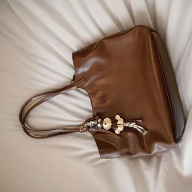 Túi Tote Chio Đeo Vai Công Sở Size 38 – Thanh Lịch, Da Mềm, Siêu Đẹp 4 Túi Tote Chio Đeo Vai Công Sở Size 38 – Thanh Lịch, Da Mềm, Siêu Đẹp 4