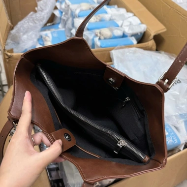 Túi Tote Chio Đeo Vai Công Sở Size 38 – Thanh Lịch, Da Mềm, Siêu Đẹp 6 Túi Tote Chio Đeo Vai Công Sở Size 38 – Thanh Lịch, Da Mềm, Siêu Đẹp 6
