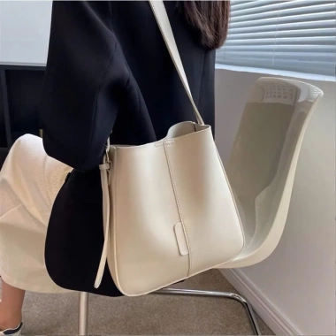 Túi tote da công sở HĐ 257 - Túi đeo chéo dây điều chỉnh, sang trọng, giá 79.000₫ 4 Túi tote da công sở HĐ 257 - Túi đeo chéo dây điều chỉnh, sang trọng, giá 79.000₫ 4
