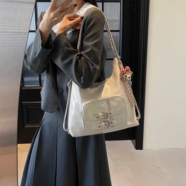 Túi tote nữ da PU bóng đeo vai chéo kèm charm gấu - Balô Hàn Quốc thời trang công sở giảm giá